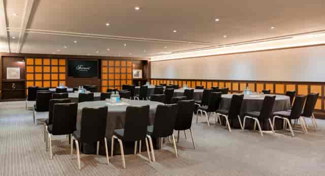Corporate meeting space with round tables, ideal for workshops and seminars.