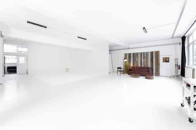 Versatile event space with bright walls, ideal for workshops and photo shoots.
