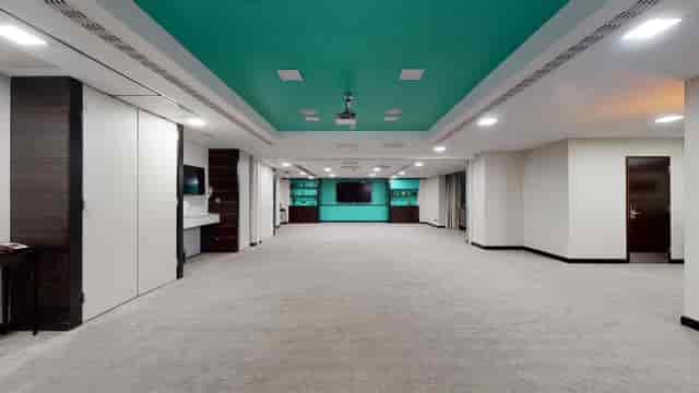 Cromwell 2-3 meeting room at DoubleTree London, modern design for workshops and presentations.