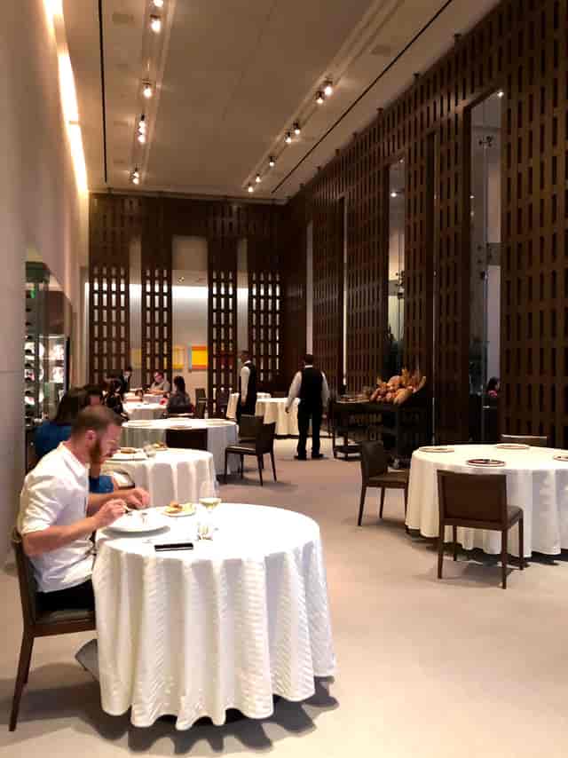 Elegant dining at Vert Galant, Restaurant Guy Savoy, perfect for corporate dinners and events.