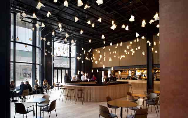 Modern event venue with natural light, ideal for meetings and receptions.