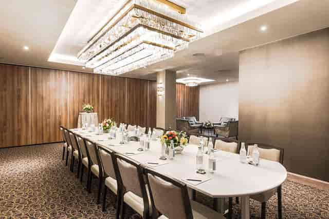 Sophisticated Finsbury 2 meeting room with elegant decor for corporate events.