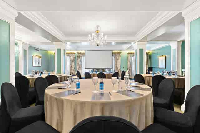 Elegant meeting room in Toledo, Intercontinental Madrid for corporate events and workshops.