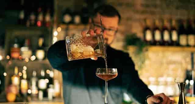 Bartender pouring cocktail at Berlin Lounge, perfect for networking events and social gatherings.