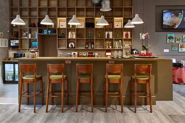 Stylish bar area at Hatcham House, perfect for networking and informal gatherings.