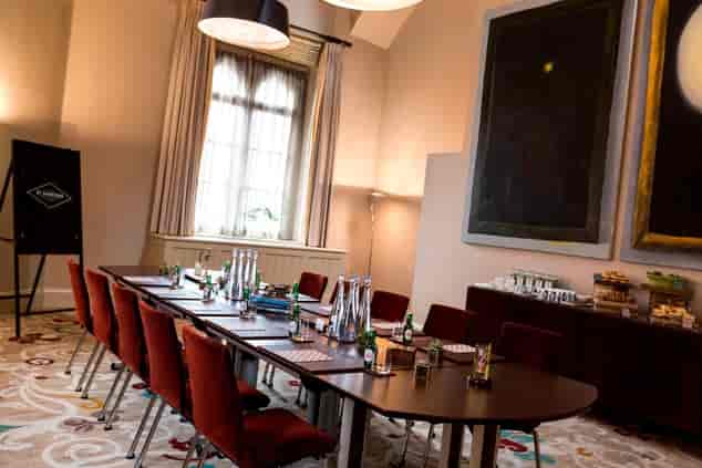 Elegant meeting room at St Pancras Hotel, perfect for professional gatherings and workshops.