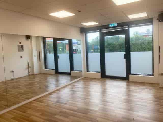 Versatile meeting space with natural light, ideal for workshops and gatherings.