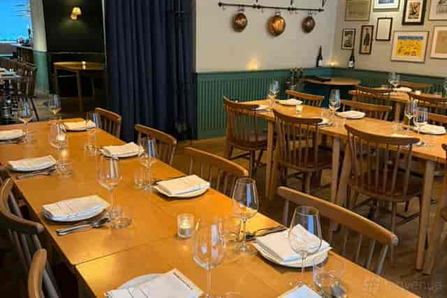 Cozy dining space in Luso, perfect for intimate meetings and small events.