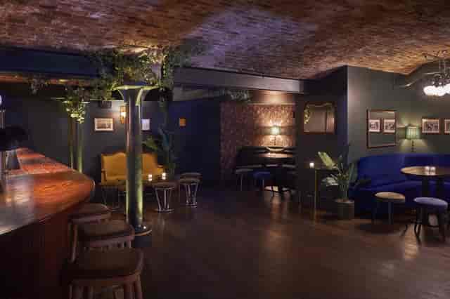 Stylish Green Room bar at Casa do Frango for corporate events and private gatherings.