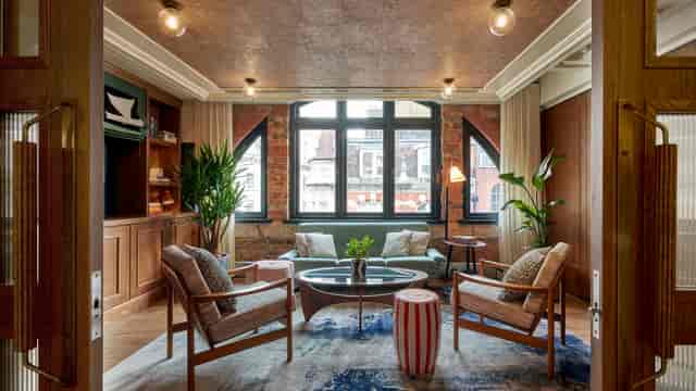 Stylish meeting space with natural light, ideal for collaboration and brainstorming sessions.