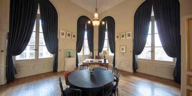 Elegant meeting space in Palais Brongniart with natural light for corporate events.