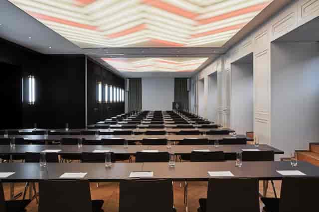 Modern meeting room in Roomers Munich, perfect for workshops and presentations.