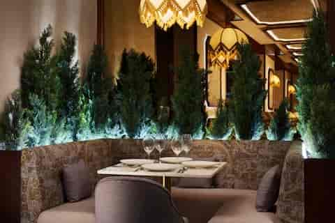 Elegant dining space with lush greenery for intimate corporate events in El Norte.