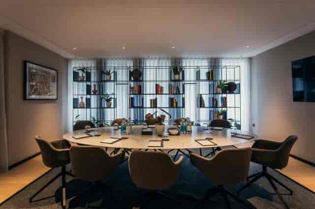 Modern meeting room in Pan Pacific London with oval table for collaborative sessions.