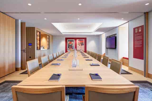 Modern meeting room with wooden table, ideal for professional gatherings and presentations.