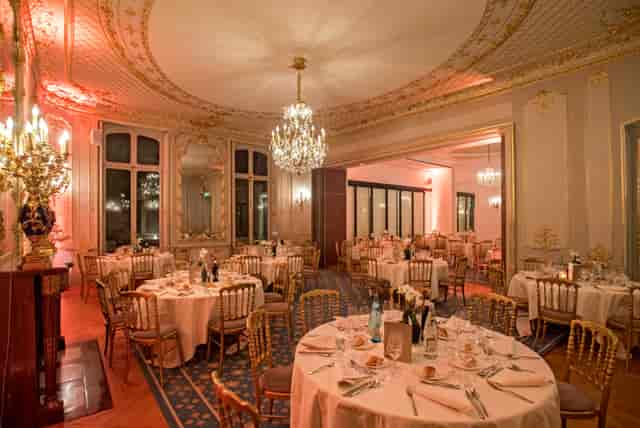 Elegant banquet hall with crystal chandelier, perfect for weddings and corporate events.
