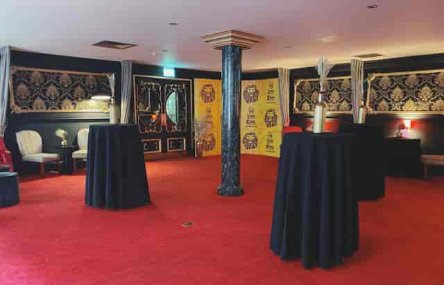 Ambassadors Lounge: elegant black and gold decor, ideal for upscale events and receptions.