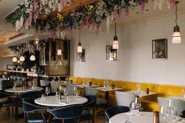 Elegant restaurant at Cento, 100 Queen's Gate Hotel, ideal for intimate meetings and events.