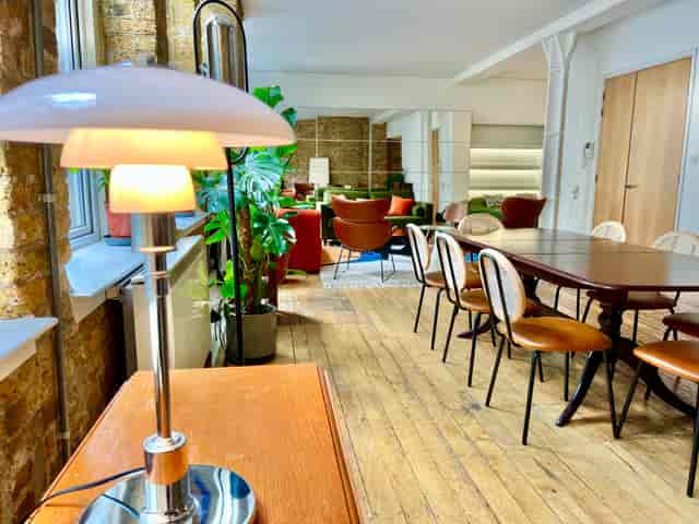 Inviting meeting space in The Artist's Loft, Shoreditch, ideal for gatherings and brainstorming.