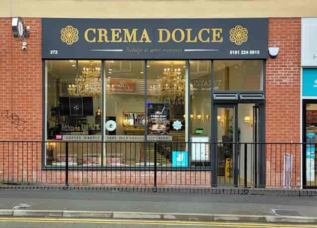 Charming Crema Dolce venue with elegant chandeliers for intimate events and meetings.