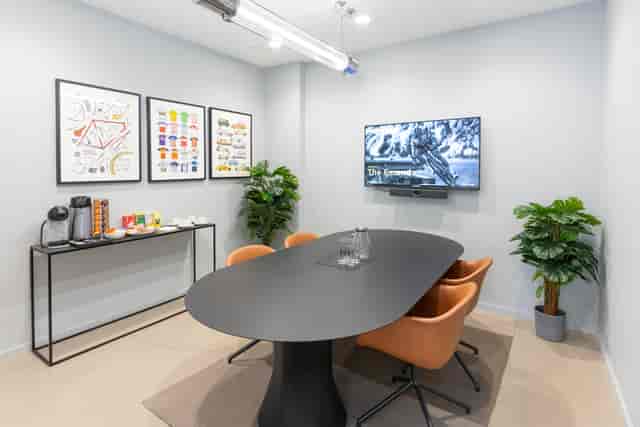 Modern meeting room with oval table, ideal for collaborative brainstorming sessions.