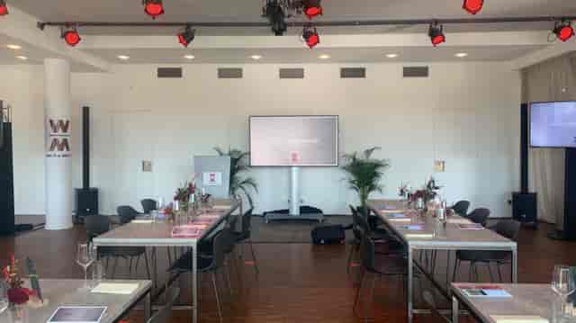 Modern meeting space in The View Cologne, perfect for corporate events and workshops.