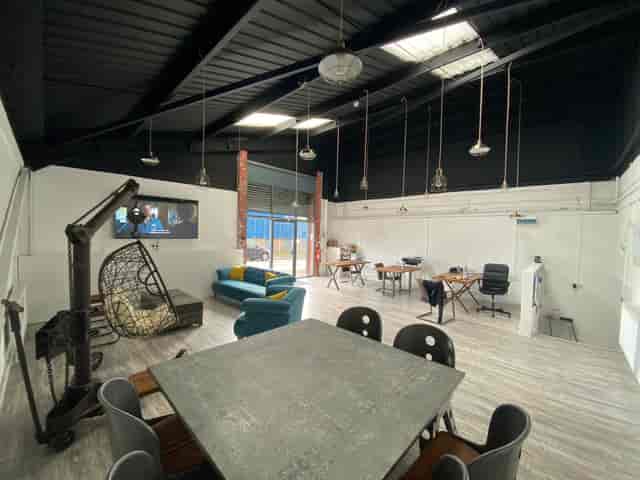 Mango Dining Room: modern meeting space with large table for team-building events.