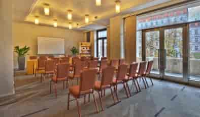 Meeting room in Jalta Boutique, featuring natural light for workshops and presentations.