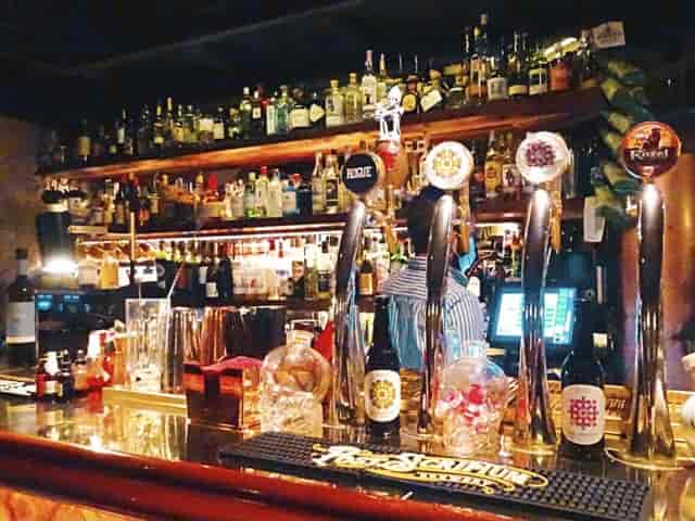 Well-stocked bar in Oporto with craft beers, perfect for networking events and gatherings.