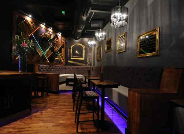 Luxe Lounge Baracoa: intimate venue with plush seating for networking events.