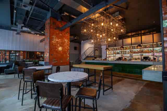 Modern event space with stylish bar, ideal for casual meetings and social gatherings.