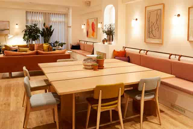 Stylish meeting space with warm colors, ideal for workshops and team meetings.