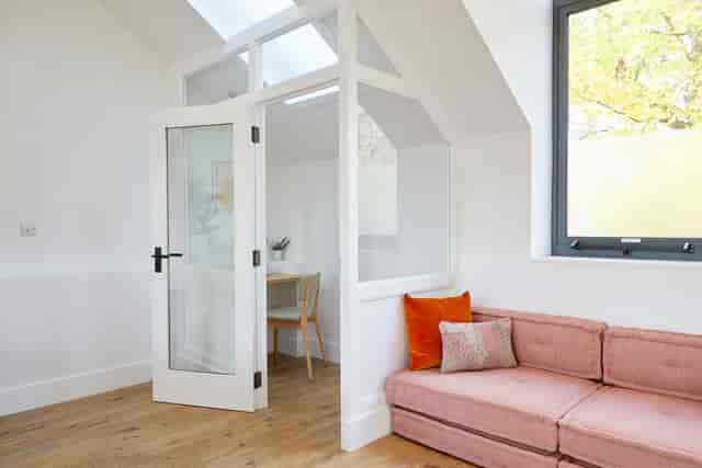 Modern meeting space with cozy pink sofa, ideal for brainstorming sessions.