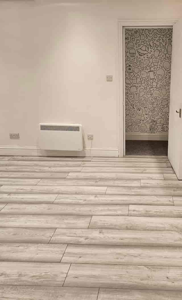 Minimalist lounge with light flooring, perfect for intimate gatherings and workshops.