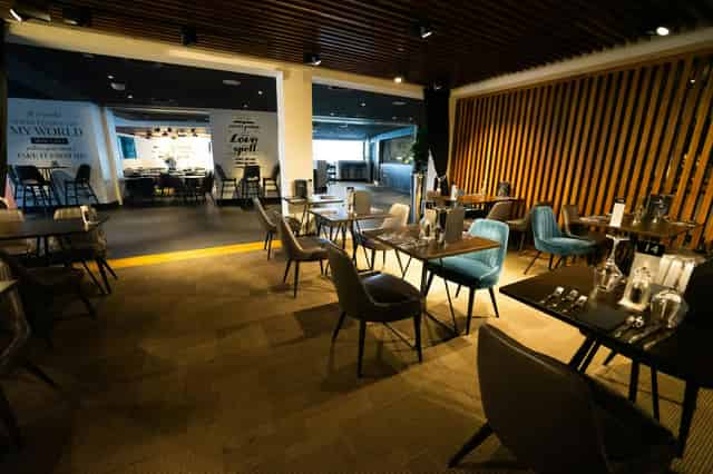 Black & White Lounge (Large Parties)