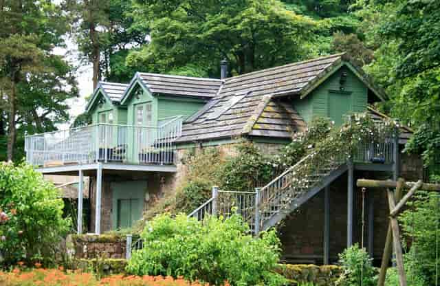 Charming green cottage in Cairns Farm Estate for retreats and team-building events.