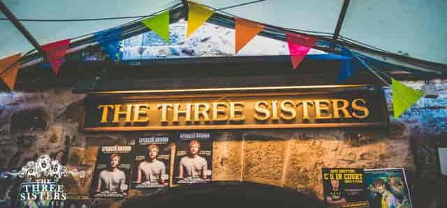 The Three Sisters Bar - >The Three Sisters</a>