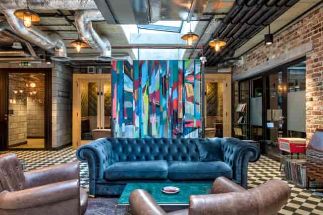 Modern lounge area in Mindspace-Koszykowa, ideal for networking events and meetings.