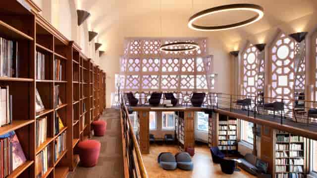 Art Deco library with high ceilings, perfect for workshops and networking events.