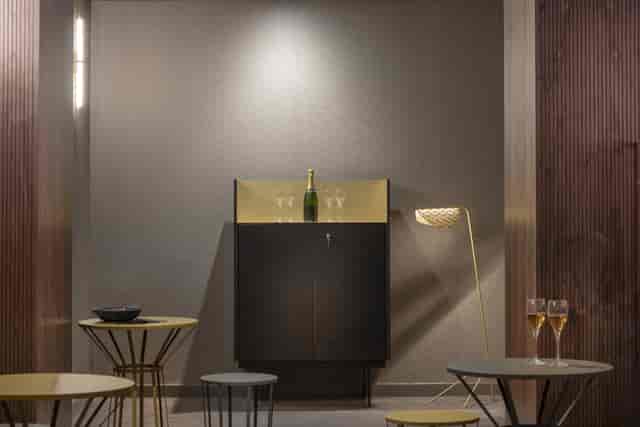 Ciné Lumière 2 bar setup with champagne, ideal for upscale networking events.