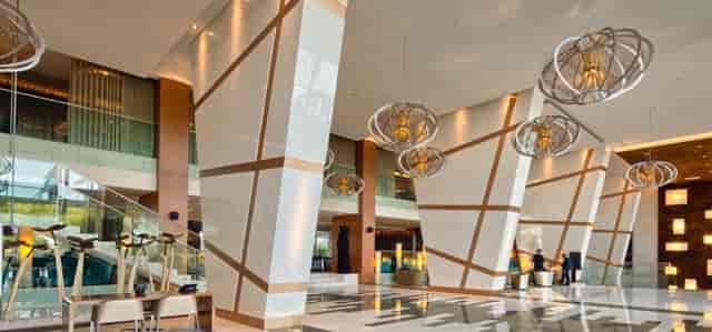 Modern lobby at EPIC SANA Hotel Lisboa, ideal for conferences and social events.
