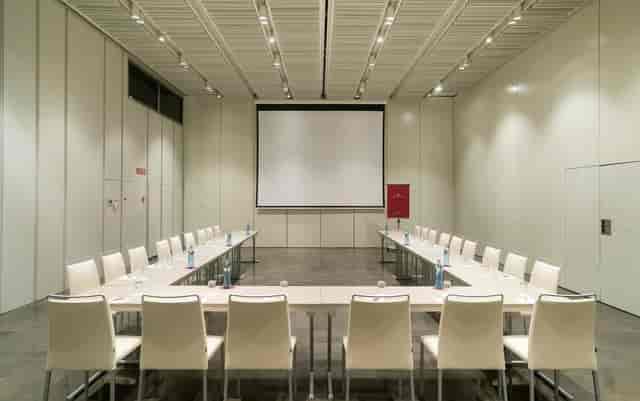 Modern conference room in NH Collection Barcelona, ideal for corporate meetings and workshops.
