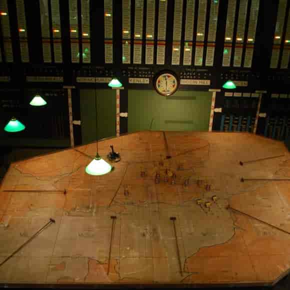 Bunker Briefing Room with vintage map, ideal for immersive events and meetings.