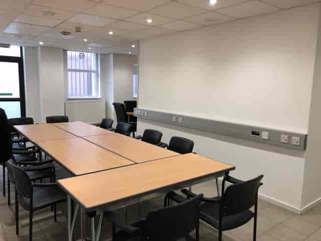 Versatile meeting space with large table, ideal for workshops and brainstorming sessions.