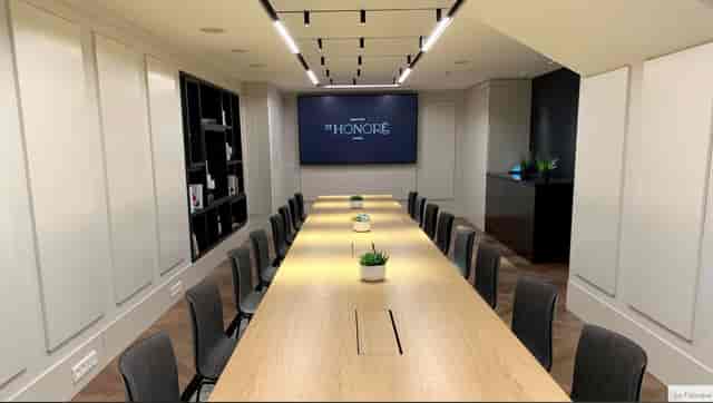 Modern conference room at La Fabrique & Le Lab, ideal for corporate meetings and events.