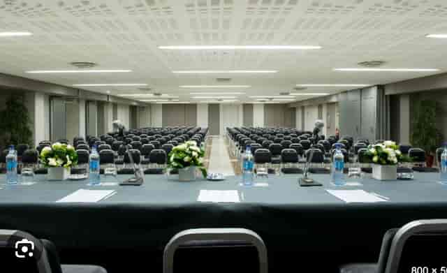 Conference room at Altis Grand Hotel with floral centerpieces for meetings and workshops.