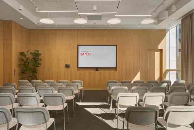 Modern meeting room with ergonomic chairs, ideal for corporate events and workshops.