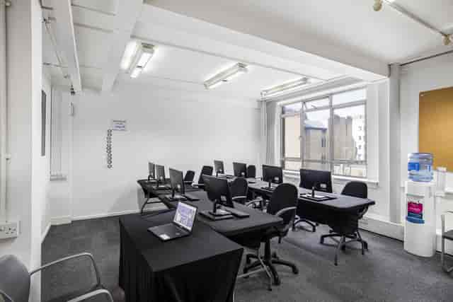 IT training room with workstations, ideal for collaborative training events and meetings.
