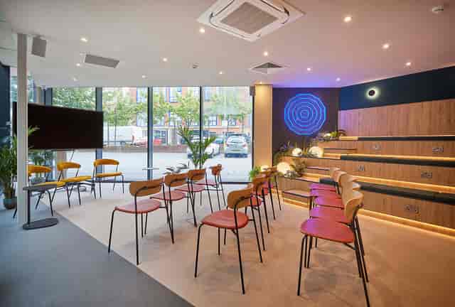Modern meeting space with tiered seating, ideal for workshops and presentations.