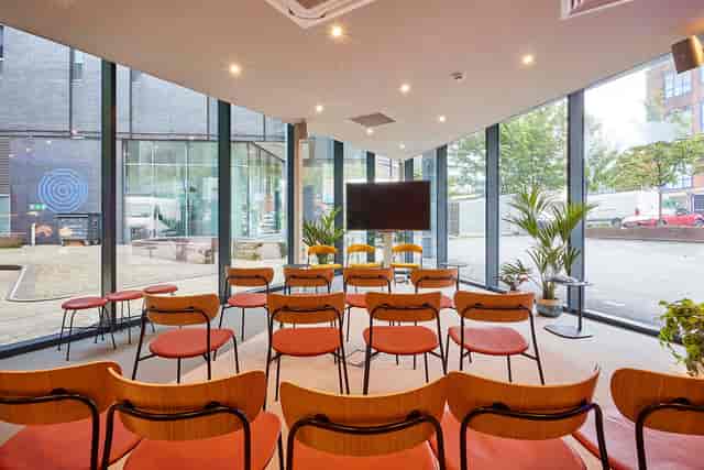 Modern meeting space with stylish chairs and natural light for presentations and workshops.